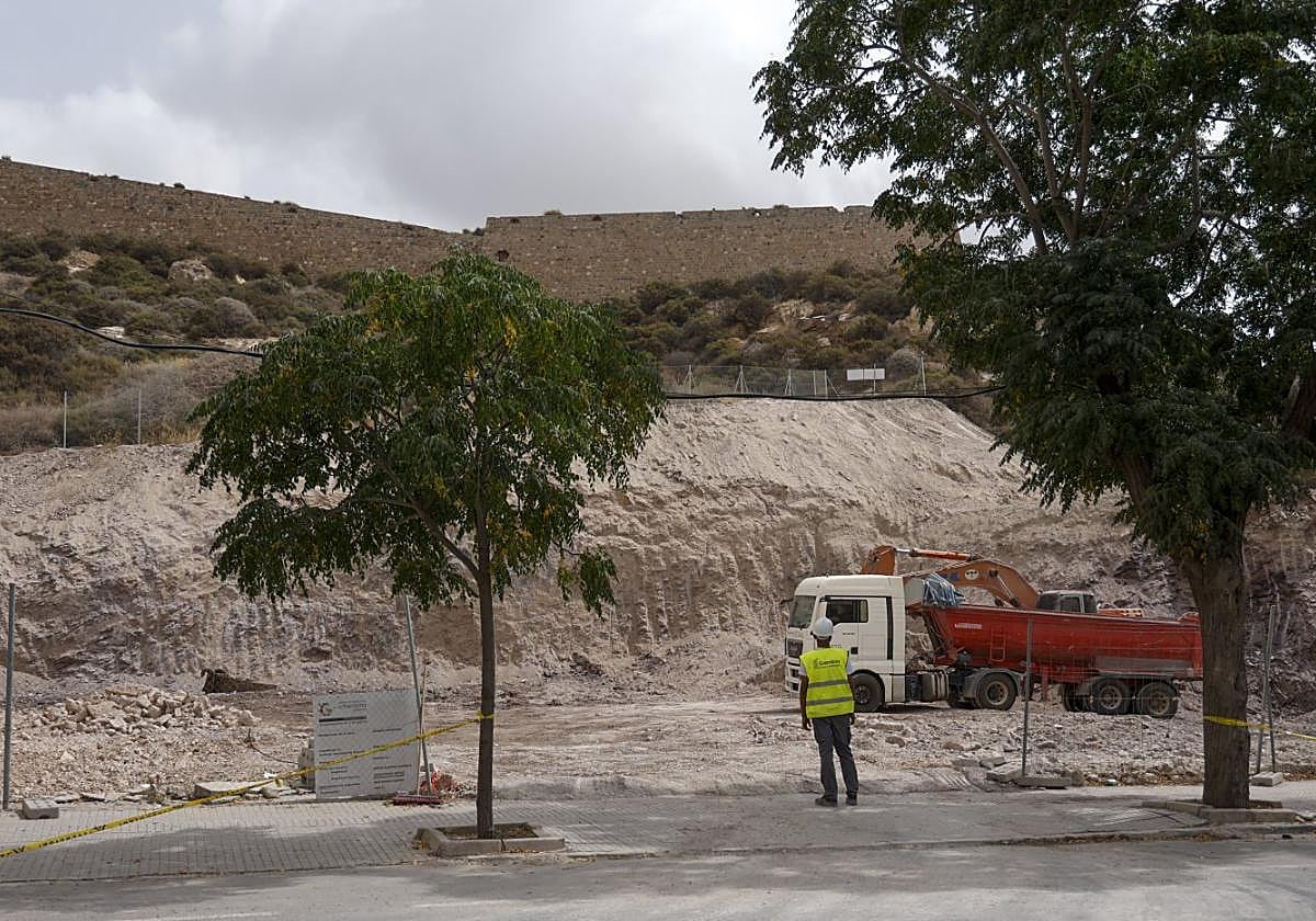 Los operarios de la empresa constructora prosiguen con su trabajo en la obra del paseo de las Delicias, en una imagen de ayer.