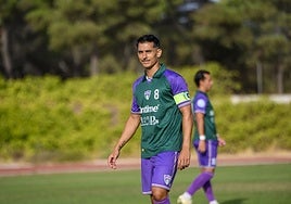 El murciano Armando Ortiz, capitán del Unión Malacitano, en el reciente amistoso contra el Marbella.