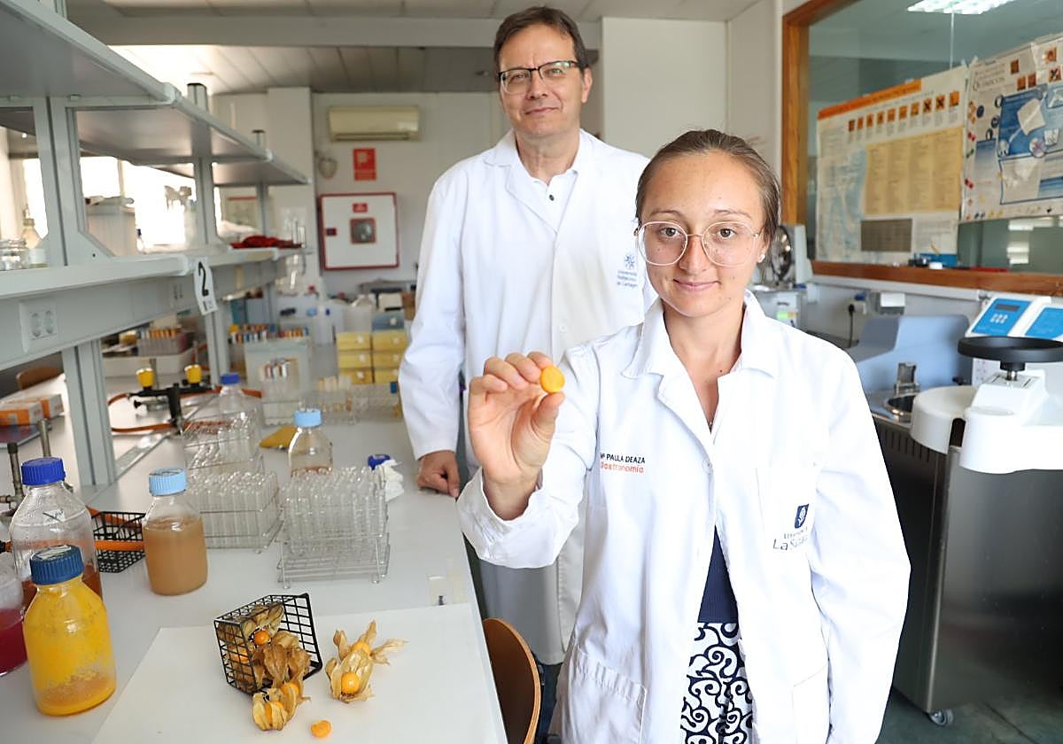 María Paula Deaza muestra una uchuva delante de Pablo Fernández.