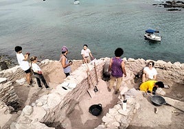 Los participantes en la campaña de excavaciones en la Isla de Fraile durante los trabajos.