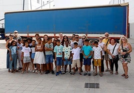Familias del programa 'Vacaciones en Paz' en el acto de entrega del donativo a la Asociación Sonrisa Saharaui este martes.