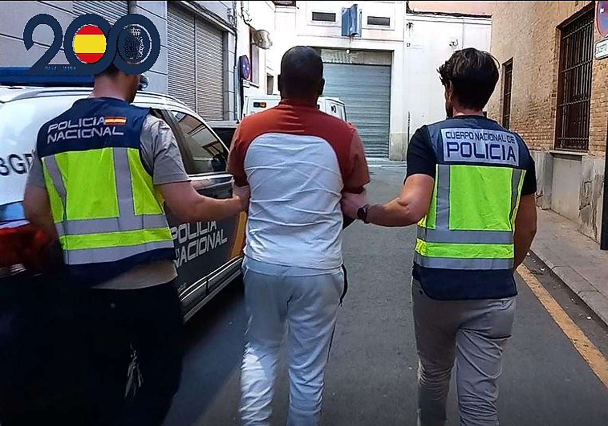 Dos policías arrestan al sospechoso.