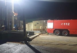 Bomberos en la empresa donde se declaró el incendio.