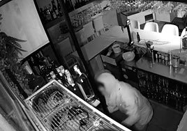 El ladrón dentro de uno de los locales asaltados, a través de las cámaras de seguridad.