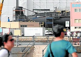 Tareas de mantenimiento de un submarino en Navantia.