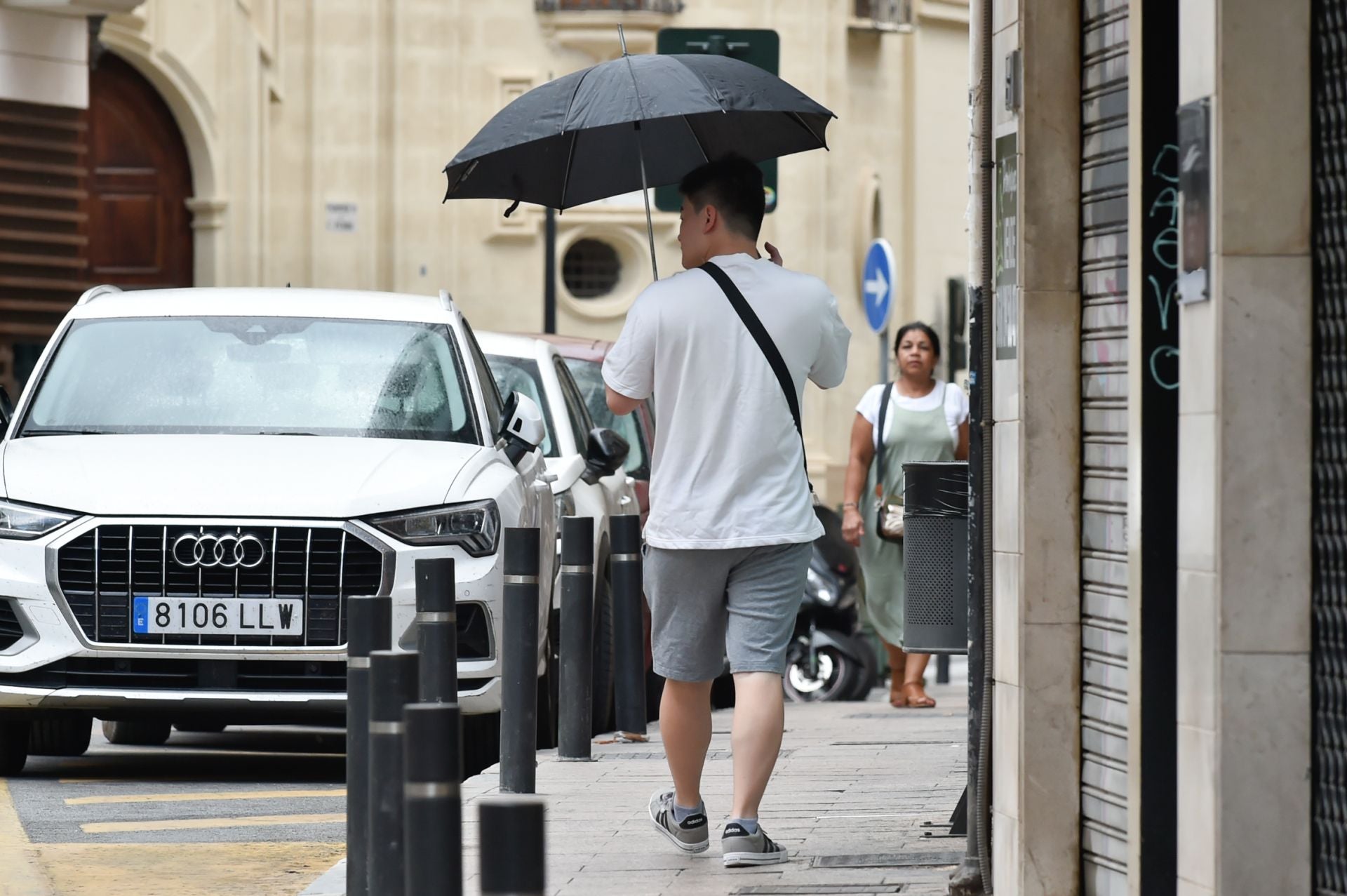 Un viandante con paraguas por las calles de Murcia, en una foto de archivo.