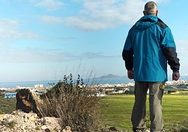 Un técnico del Ministerio para la Transición Ecológica inspecciona cultivos en el entorno del Mar Menor, en una fotografía de archivo.