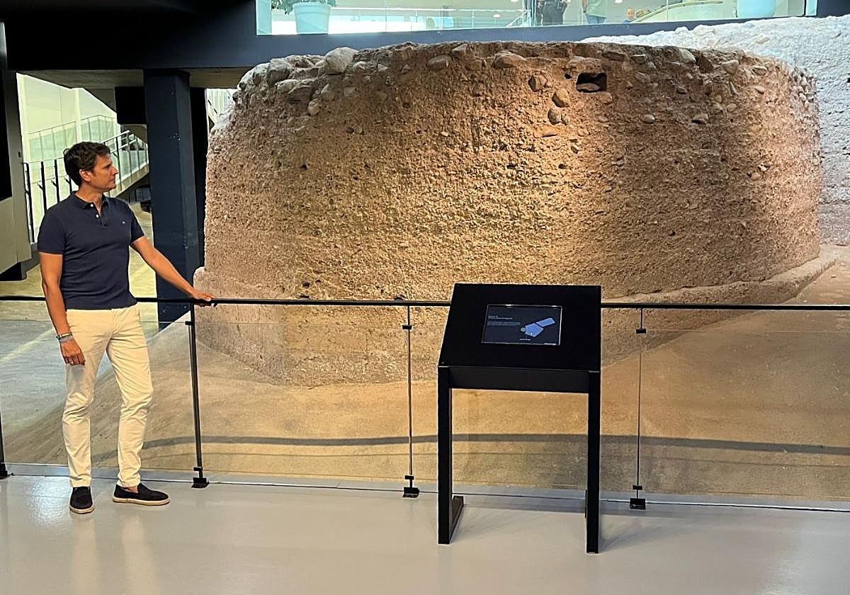 El alcalde, José Ángel Alfonso, ayer, en la visita al Mudem.