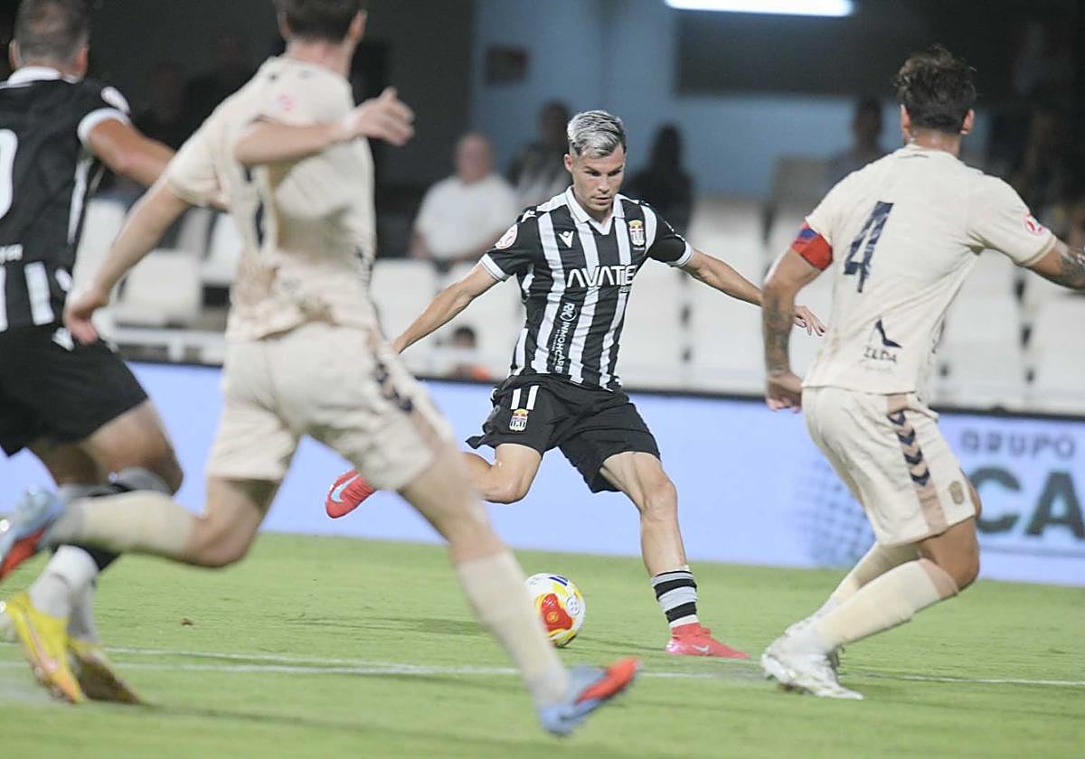 Luismi Redondo encarando a la defensa del Eldense en el Carabela de Plata.