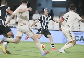 Luismi Redondo encarando a la defensa del Eldense en el Carabela de Plata.