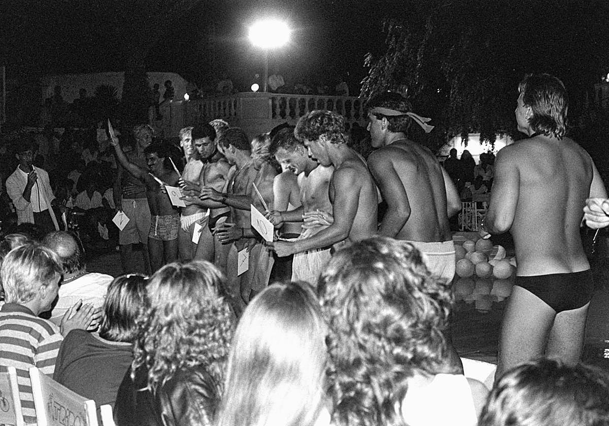 Imagen principal - Momento de fiesta en la discoteca Trips. | Baile entre Antonio González y una joven durante una verbena celebrada a finales de verano (c. 1953).