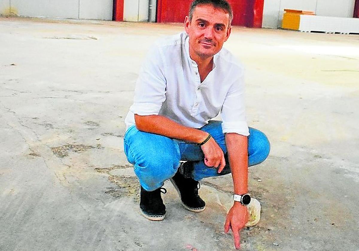 Juan Francisco Abril señala una de las catas realizadas en la nave.