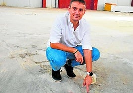 Juan Francisco Abril señala una de las catas realizadas en la nave.