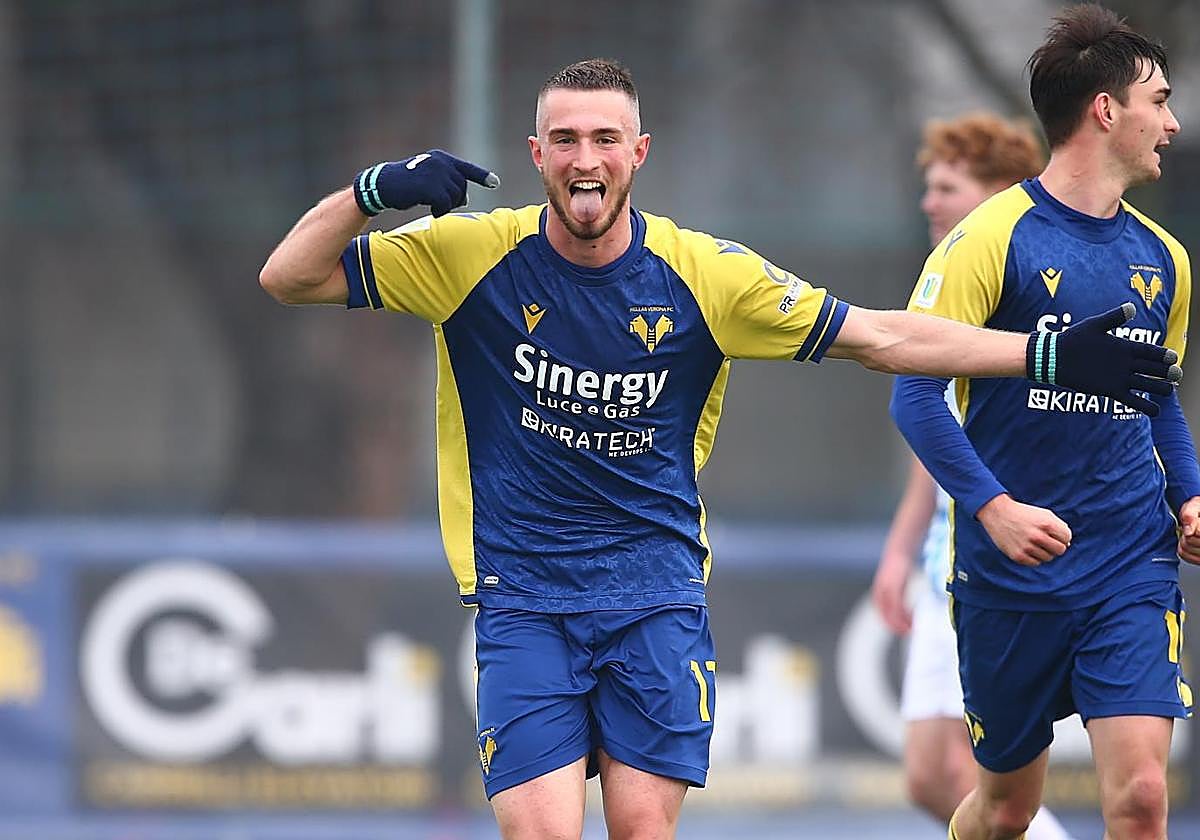 David Flakus celebra un gol con el Primavera del equipo italiano, en febrero de 2022.