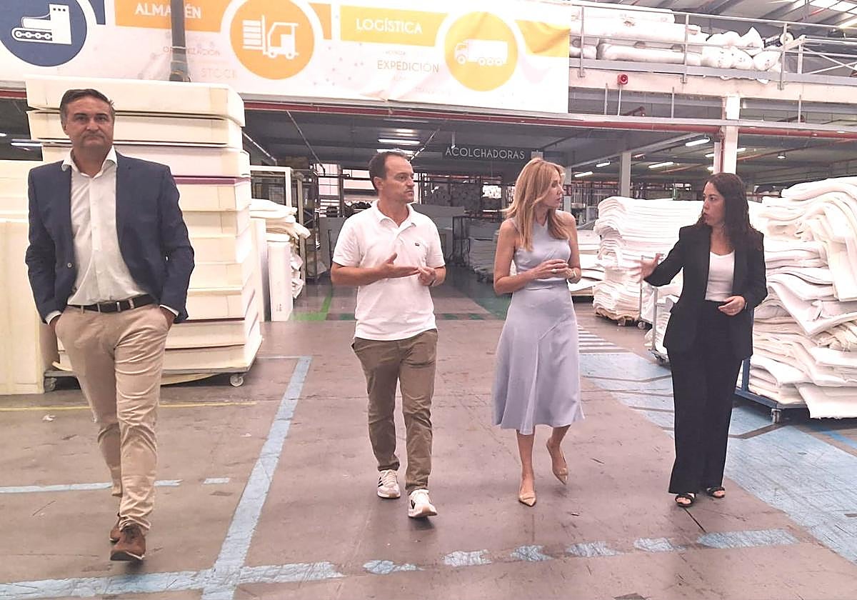 La consejera López Aragón, segunda por la derecha, durante su visita a Colchones Gomarco.
