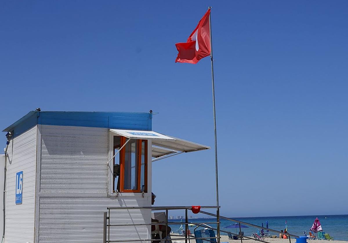 La Región de Murcia abre sus playas con ocho banderas amarillas y dos rojas