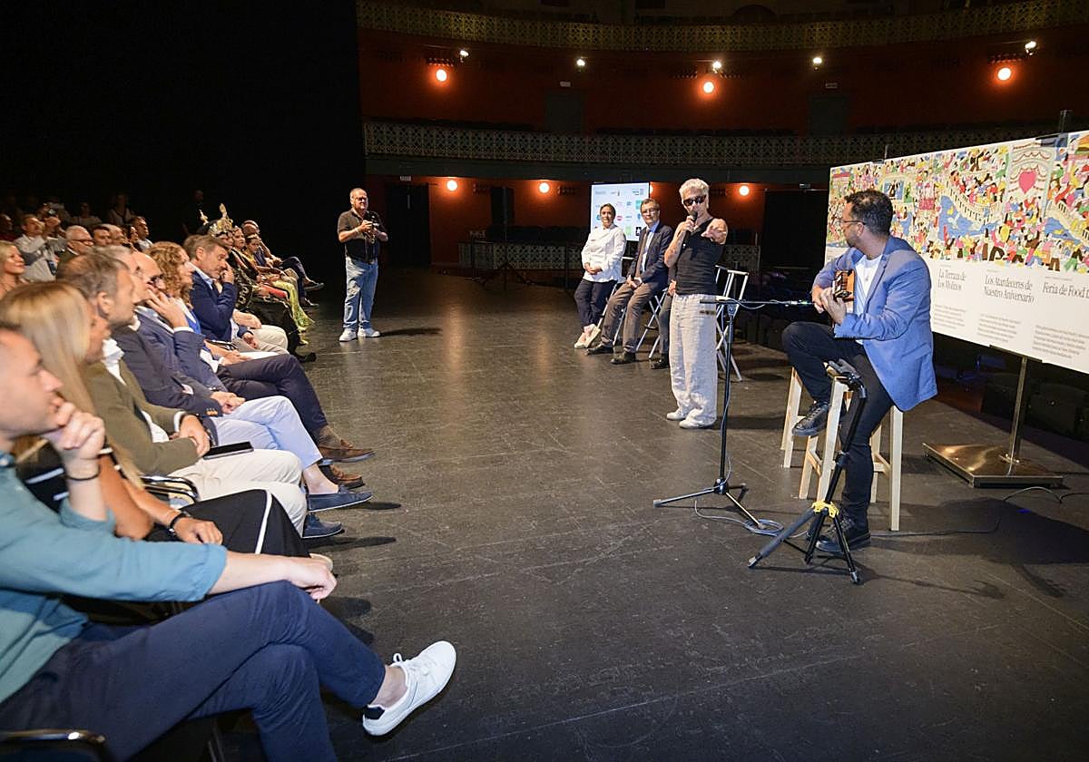 Carey ofrece un pequeño concierto durante el acto de presentación de la programación de la Feria de Murcia.