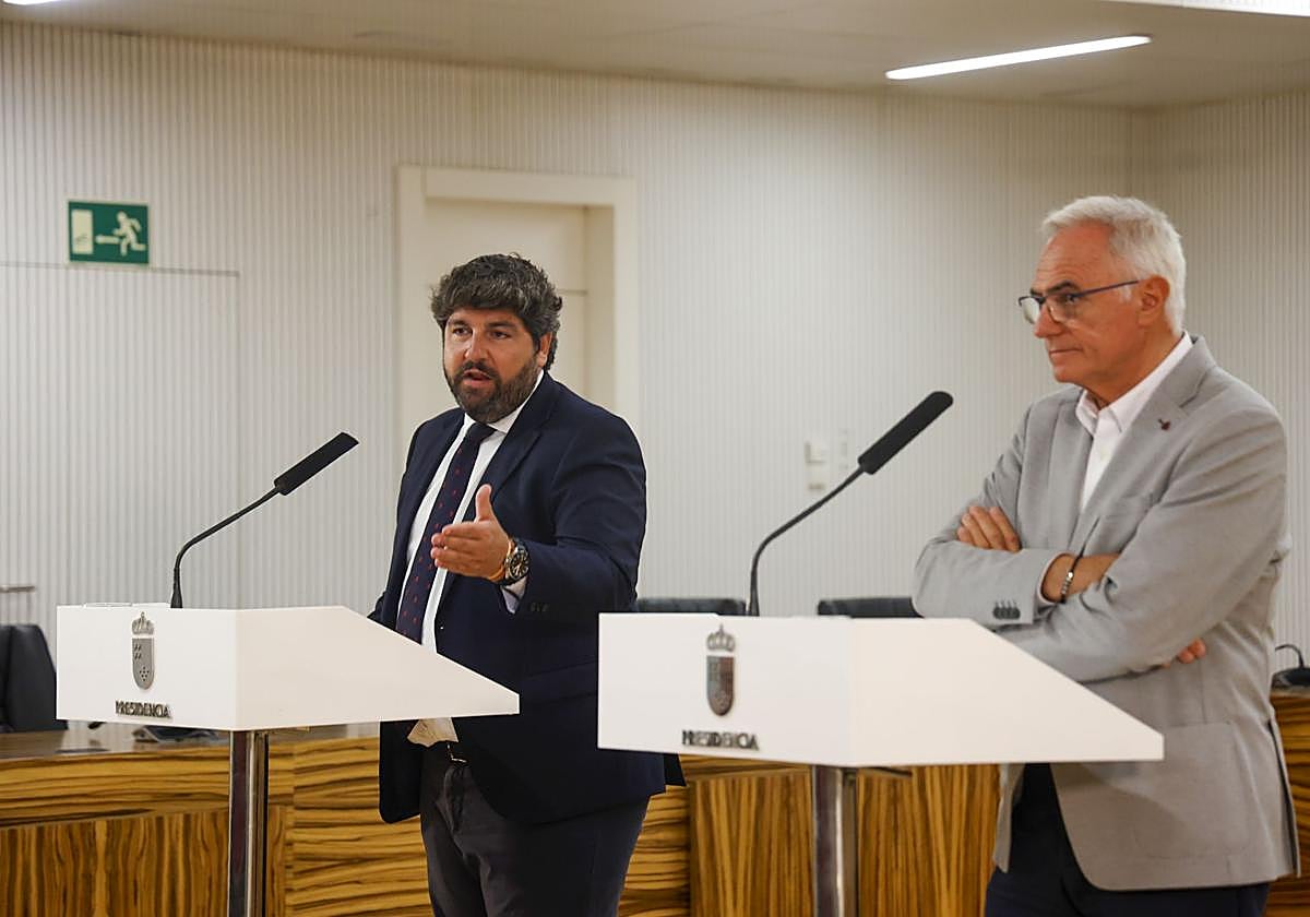 Un momento de la comparecencia de López Miras, junto al alcalde de Torre Pacheco, tras la reunión del Consejo de Gobierno de este jueves.