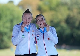 Viktoria Yarchevska (i.) y María Ángeles Moreno (d.), con el bronce.