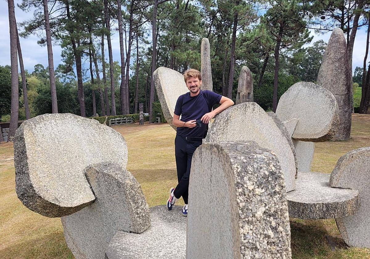 Rafael Fuster, en la Fundación Manolo Paz de Arte Contemporáneo, durantete las vacaciones familiares en Galicia.