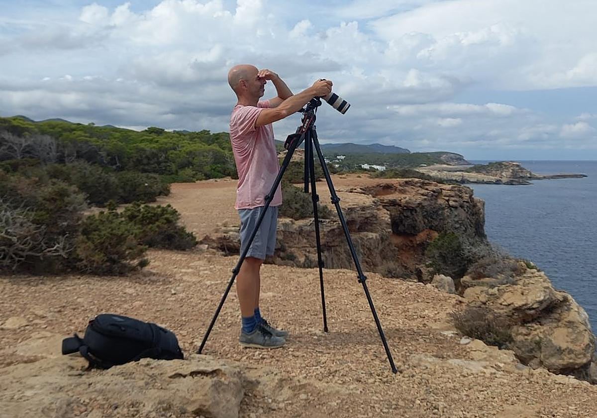 El pintor pasa sus veranos en Ibiza desde hace 25 años.