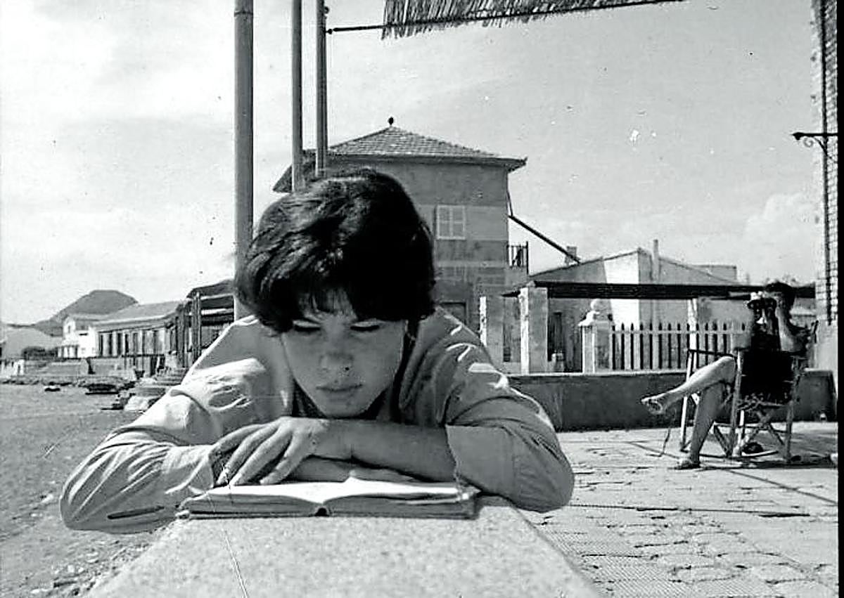 Imagen secundaria 1 - Balneario de San Bernardo, en la bahía (c. 1930). | Ana María Blanco Inglés, leyendo en el porche de la casa de veraneo, en el paseo de la Barra. En segundo plano, su madre, María Francisca Inglés Maestre, con unos prismáticos (c. 1960-1962). | Grupo de aficionados, con una mantarraya (c. 1945). 