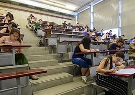 Opositores a profesor de Secundaria en los últimos exámenes el pasado junio en la UMU.