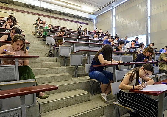 Opositores a profesor de Secundaria en los últimos exámenes el pasado junio en la UMU.