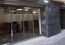 Dos turistas hacen el registro de entrada en un hotel de Cartagena.