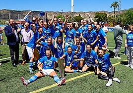Las jugadoras del Alhama, el pasado mes de abril, celebrando el ascenso a Liga F sobre el césped del José Kubala.