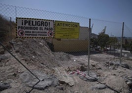 Cartelería colocada en el tramo del camino de subida al castillo que ha sido destruido.