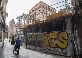 El edificio está junto al hotel del puerto y el Palacio Consistorial.