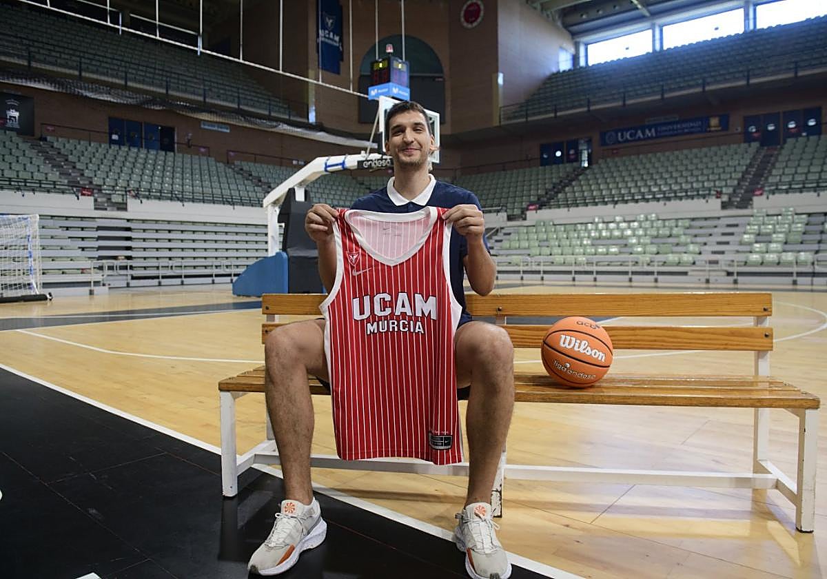 Toni Nakic posa por primera vez como jugador del UCAM.