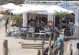 Los clientes disfrutan del aperitivo en uno de los chiringuitos de la costa cartagenera.