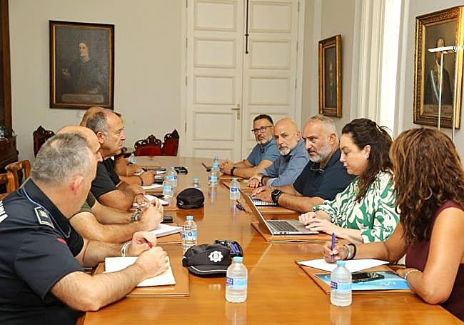 Un momento de la reunión celebrada este viernes en Cartagena para diseñar el operativo de vigilancia.