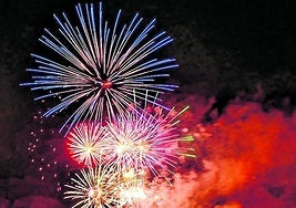 Fuegos artificiales sobre los tejados de las casas de Ojós.