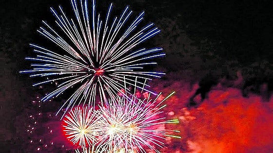 Más de tres mil asistentes presencian el lanzamiento de veinte mil cohetes y el castillo en Ojós
