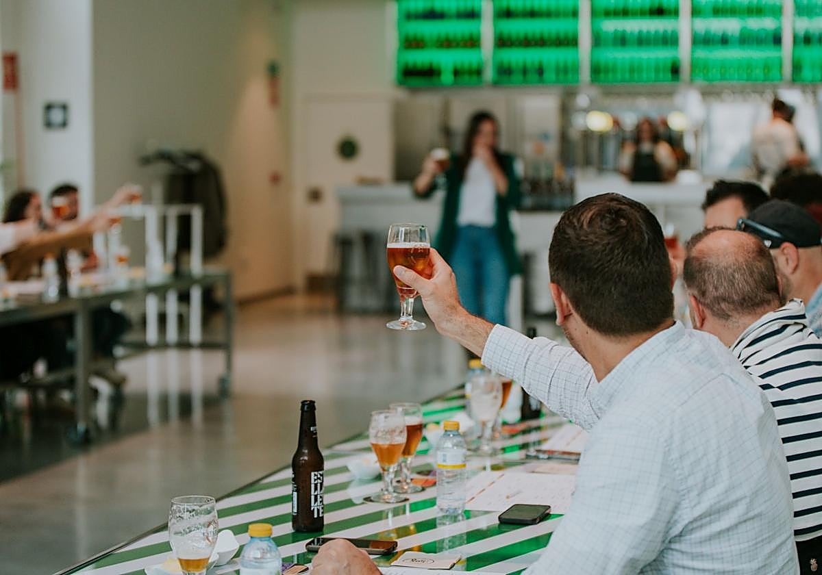 Una de las catas en la fábrica de Estrella de Levante.