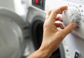 Tu ropa huele mal al sacarla de la lavadora: estos son los errores más comunes y cómo solucionarlos