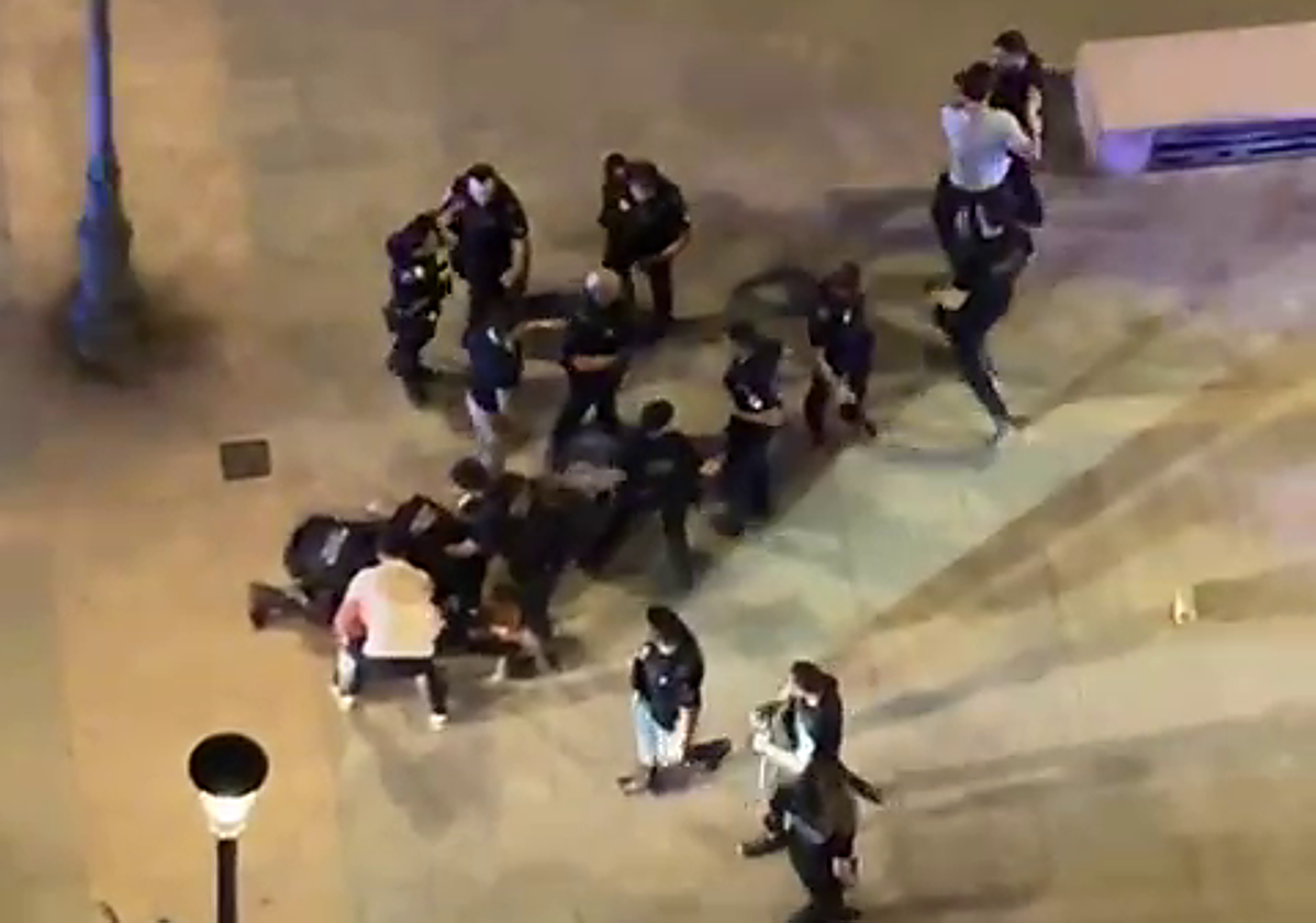 Policías locales rodean al detenido.