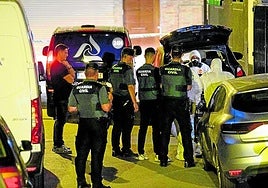 Agentes de la Guardia Civil inspeccionando el lugar del crimen, en Cabezo de Torres.