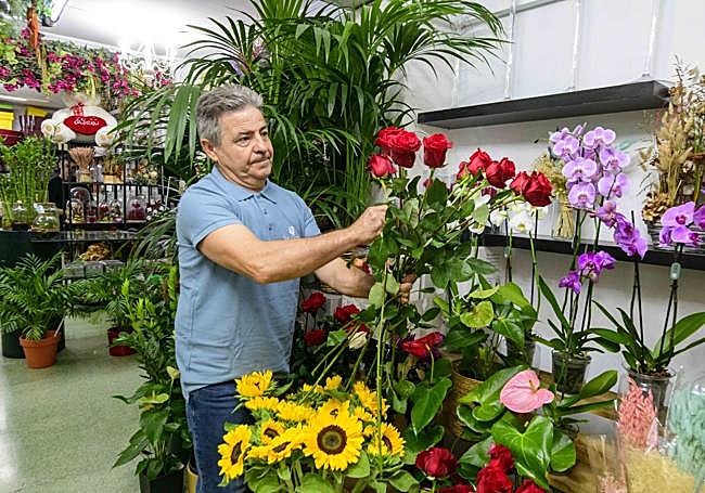 Francisco, de la Floristería San Lorenzo, prepara unas rosas.
