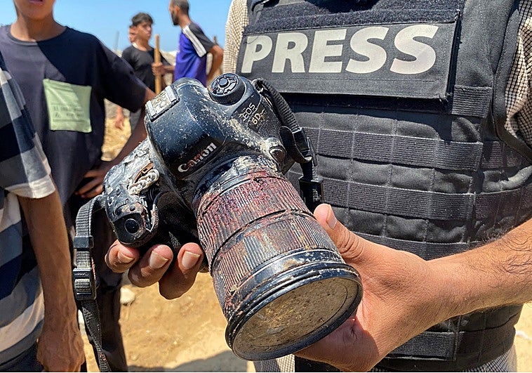 Una periodista sostiene la cámara cubierta de sangre que pertenecía a la fotoperiodista palestina Mariam Dagga.