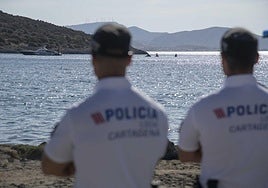 Agentes de la Policía Local de Cartagena, este sábado, en el entorno de la isla del Ciervo.