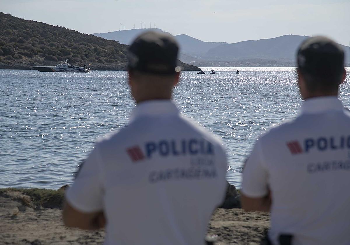 Agentes de la Policía Local de Cartagena, este sábado, en el entorno de la isla del Ciervo.