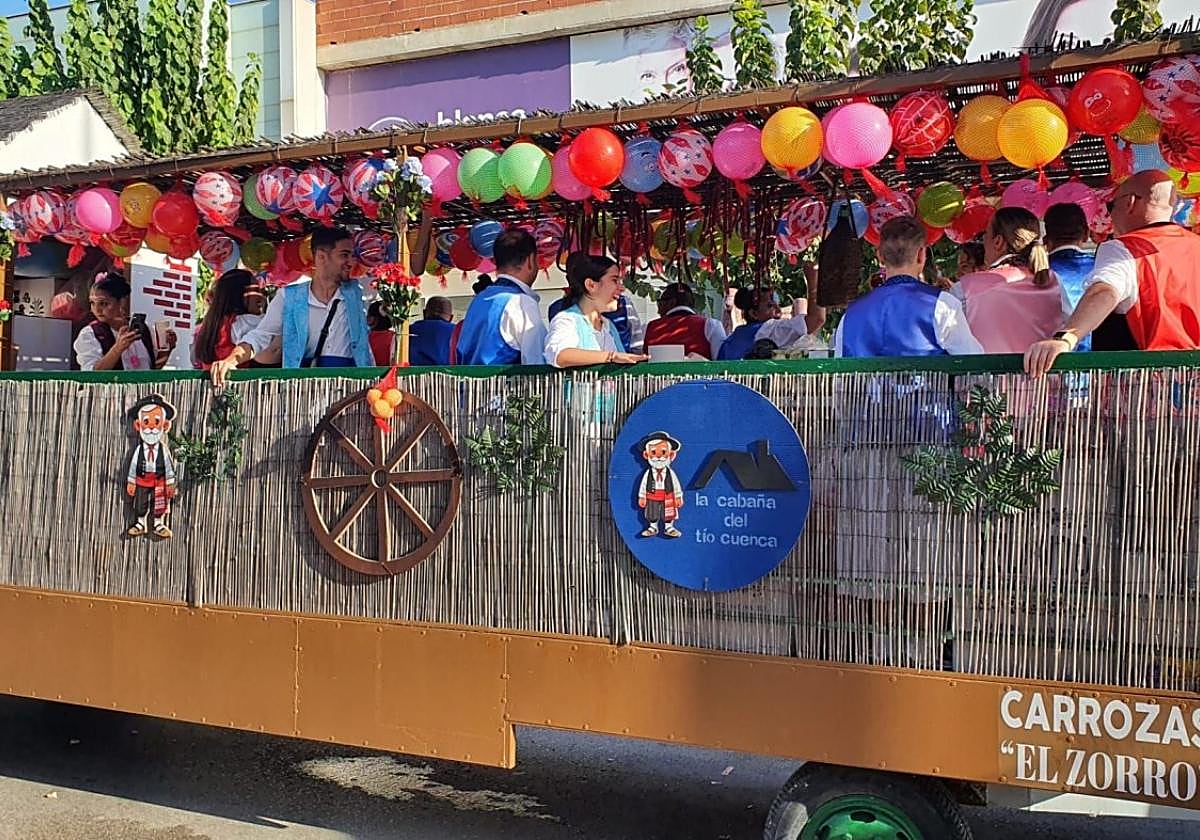 El desfile de carrozas es uno de los eventos más participativos de las fiestas.