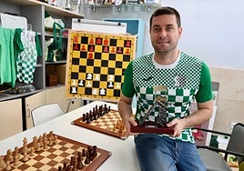 Tricampeón de España. José Carlos Ibarra, presidente del CAC Beniaján, con el trofeo del título nacional.