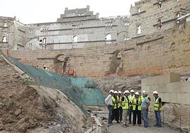 Visita de autoridades y técnicos al Anfiteatro Romano de Cartagena.