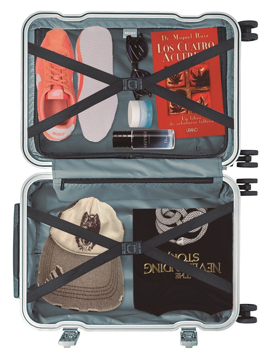 Los imprescindibles. Zapatillas Nike naranja apagado, 'Los cuatro acuerdos', de Miguel Ruiz, una gorra con lobo en el frontal, camiseta negra 'The Never Ending Story', unas gafas de sol, perfume Sauvage y una crema hidratante de Deliplus.