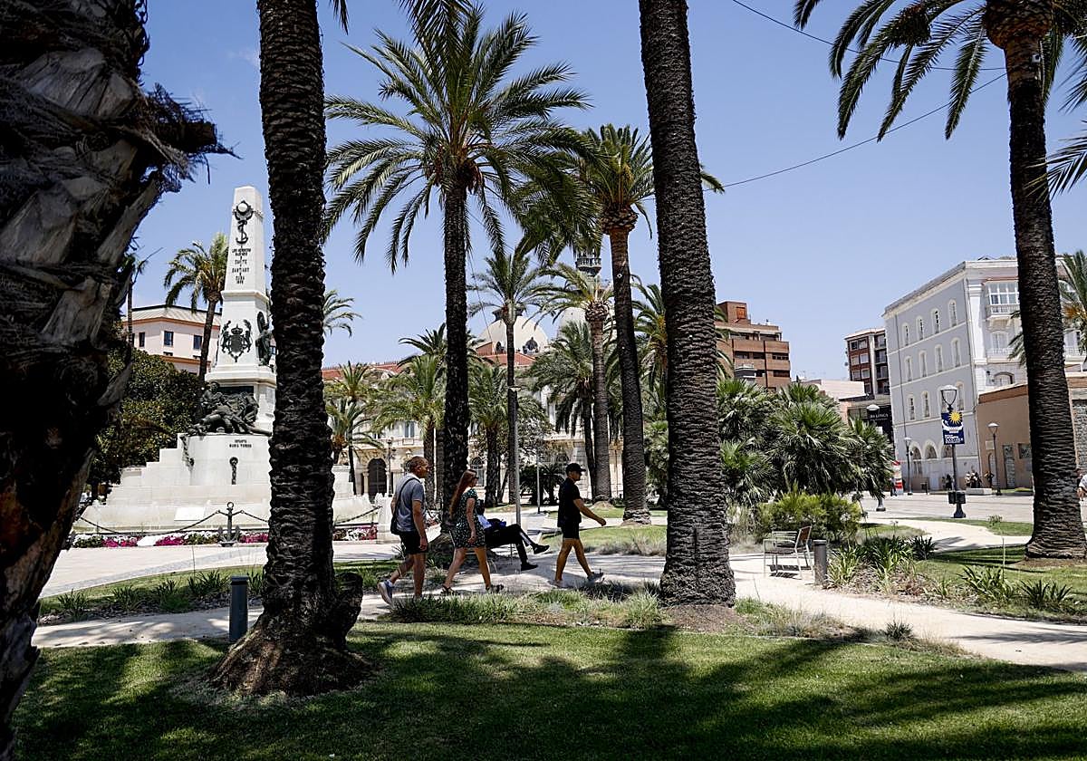 Una de las últimas intervenciones fueron los caminos de albero que cruzan la plaza y el monumento.